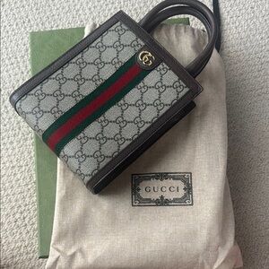 New in Box - Gucci Signature Tote with Green and Red Accent